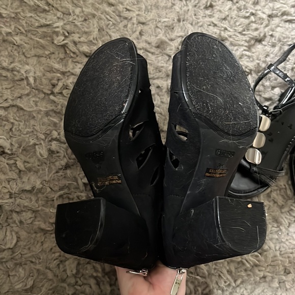 Black heels - Picture 3 of 5